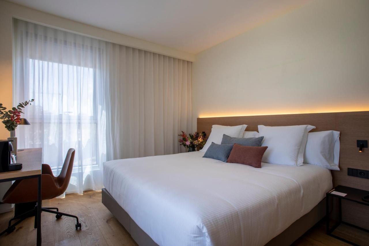 Habitación executive con cama extragrande y vistas a la piscina