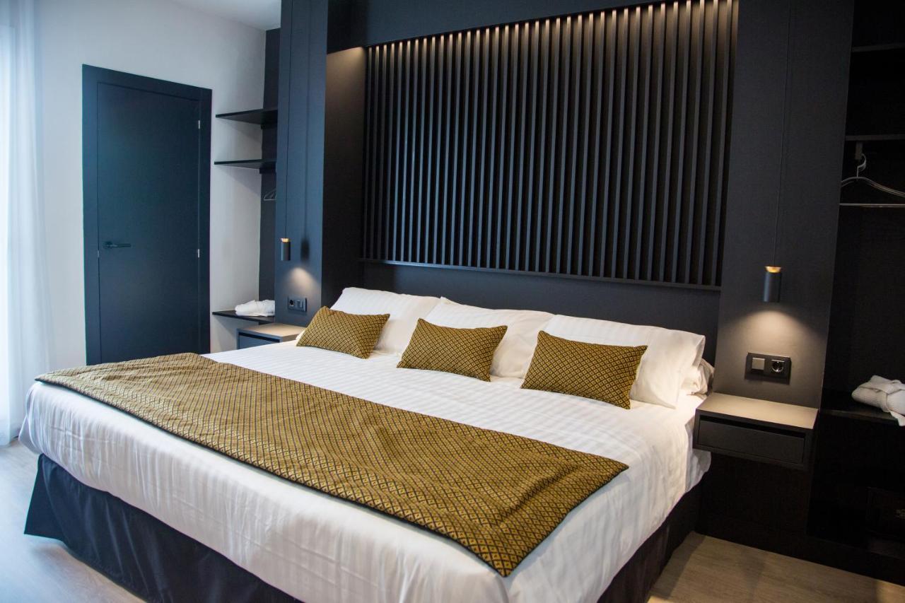 Chambre Lit King-Size avec Balcon - Vue sur Patio