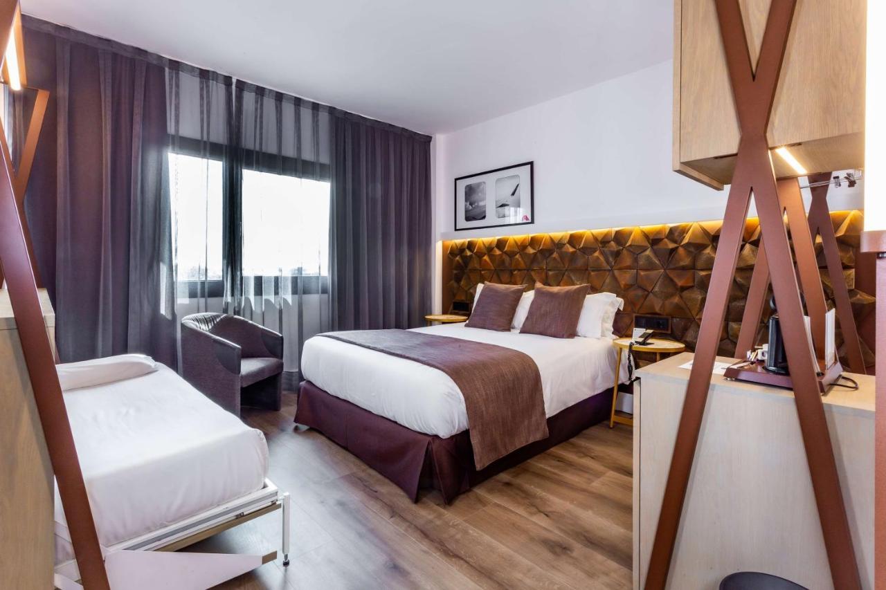 Standard Triple Room with One Double Bed and One Single Bed - Non-Smoking,1142011600:JPEG