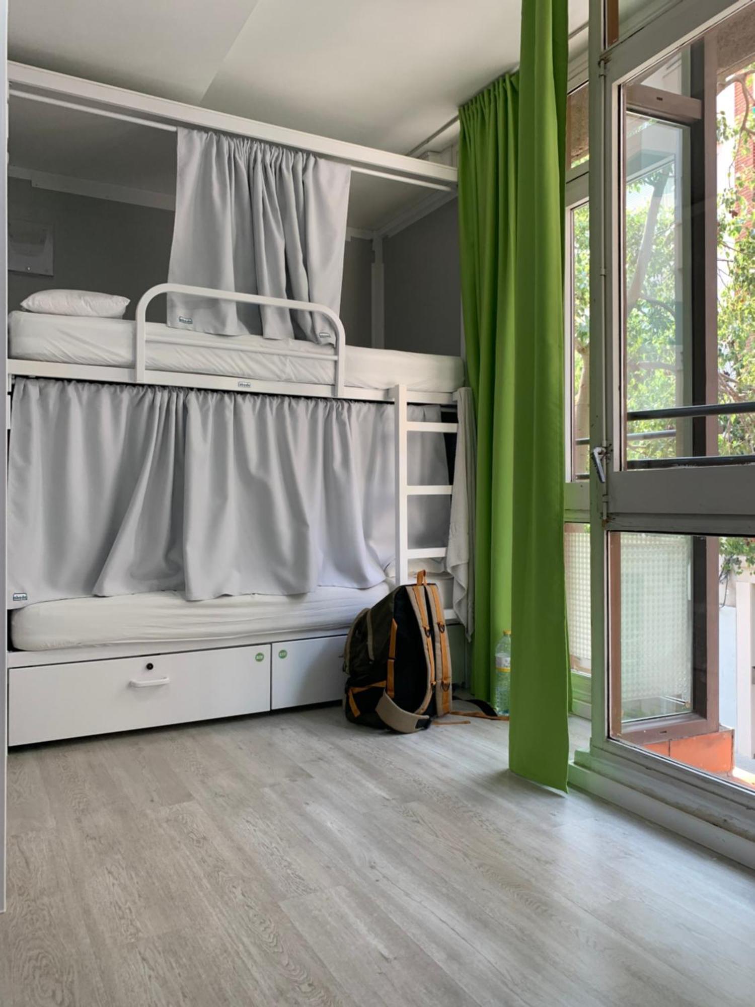 Single Bed 14 Mixed Dormitory Room