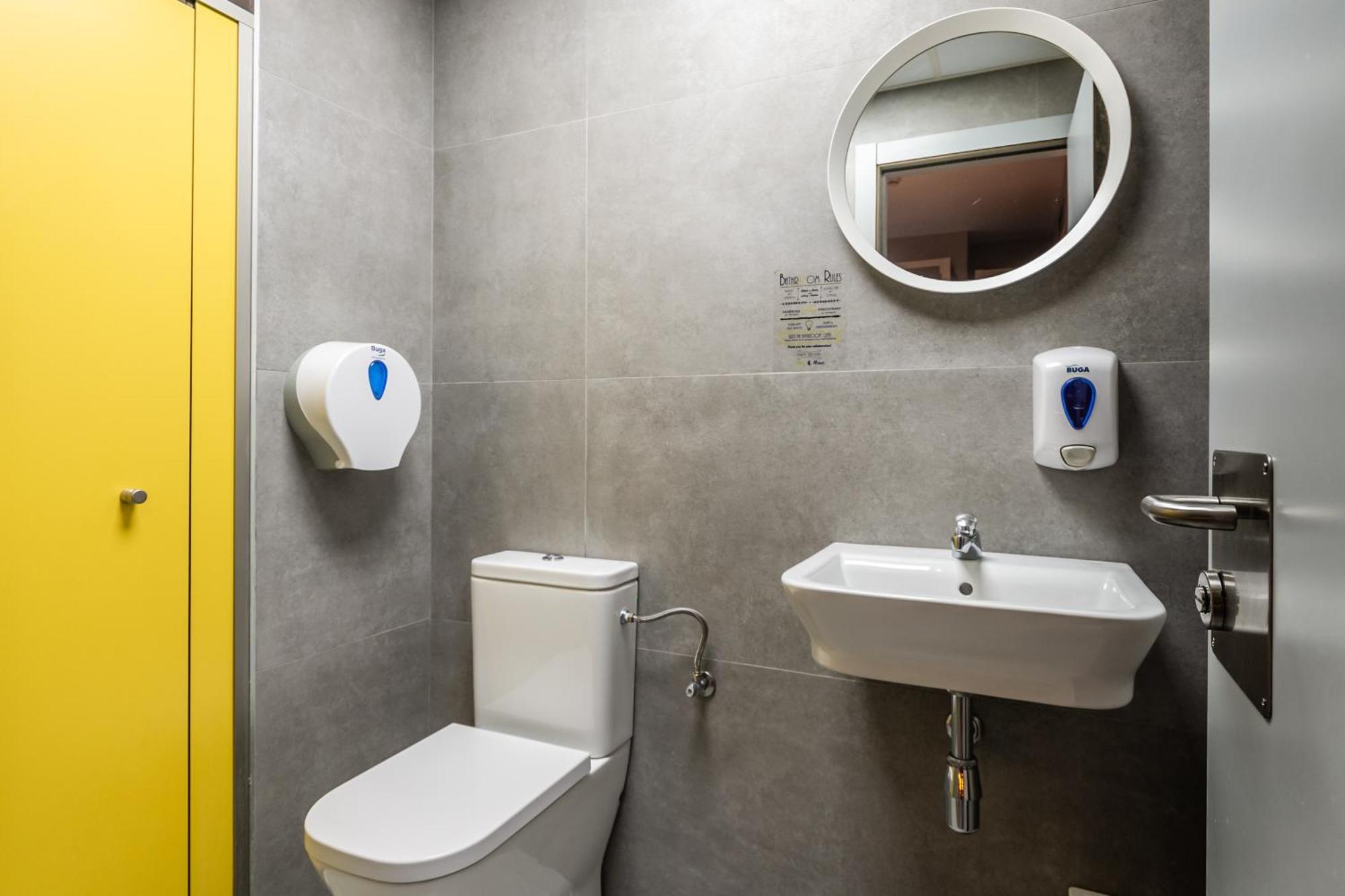 Single Bed in Mixed Dormitory Room (8 Adults)