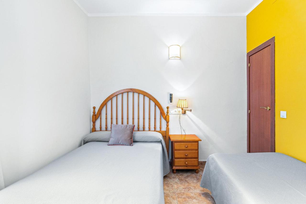 Quarto Triplo com Banheiro Privativo