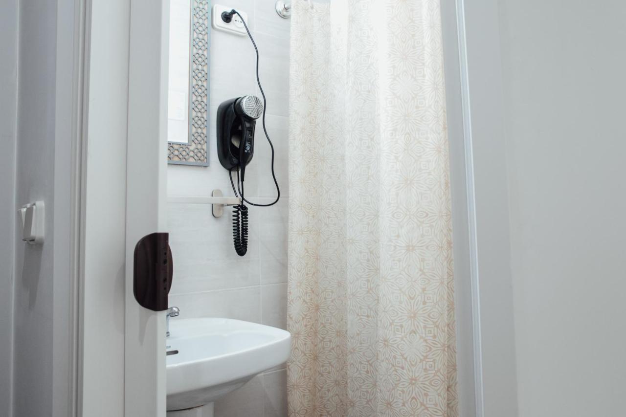 Single Room with Shared Toilet,1558559725:JPEG