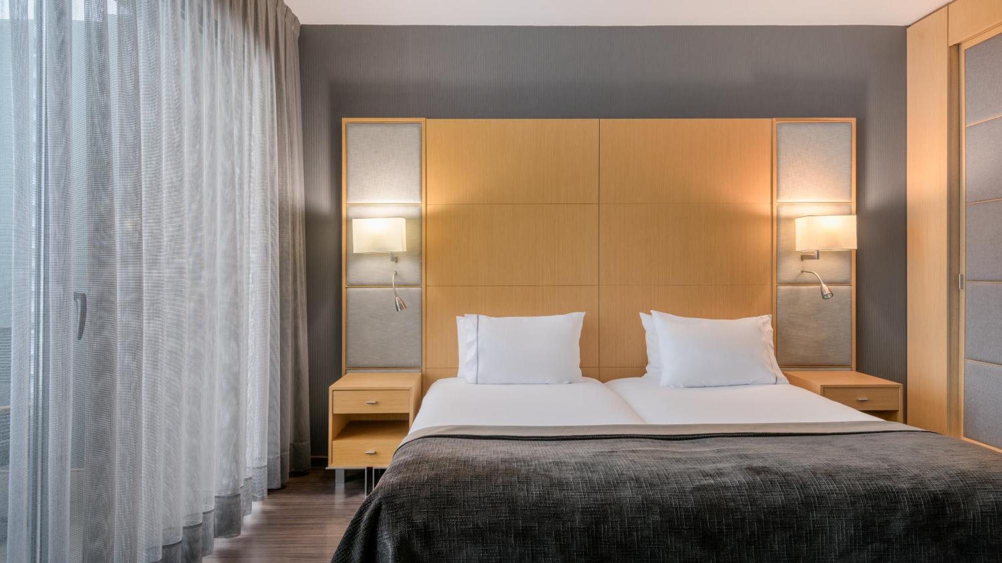 One-Bedroom Junior Twin Suite with Street View,1525748842:JPEG