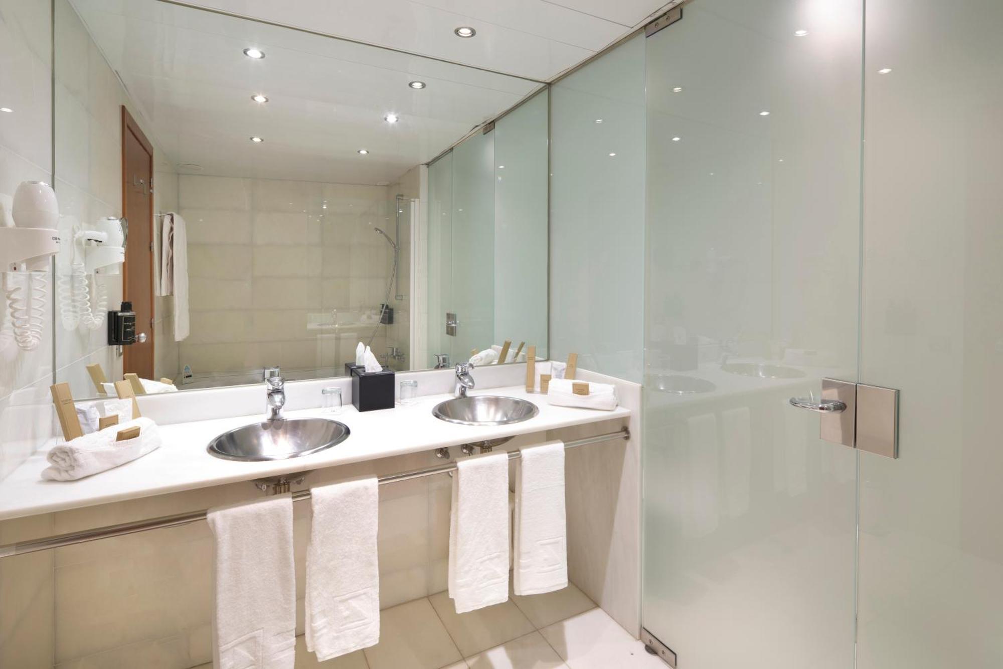 Queen Suite Spa Bath,1584394720:JPEG
