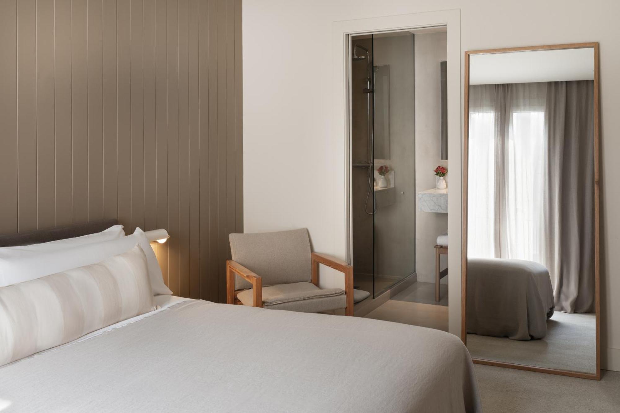 Design Room with Balcony