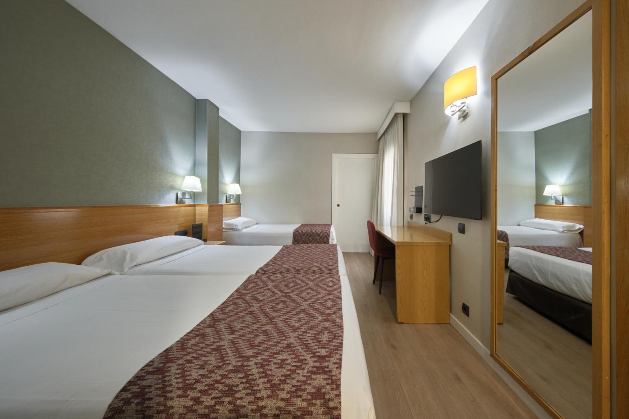 Triple Room (2 Adults + 1 Child),1674697700:JPEG