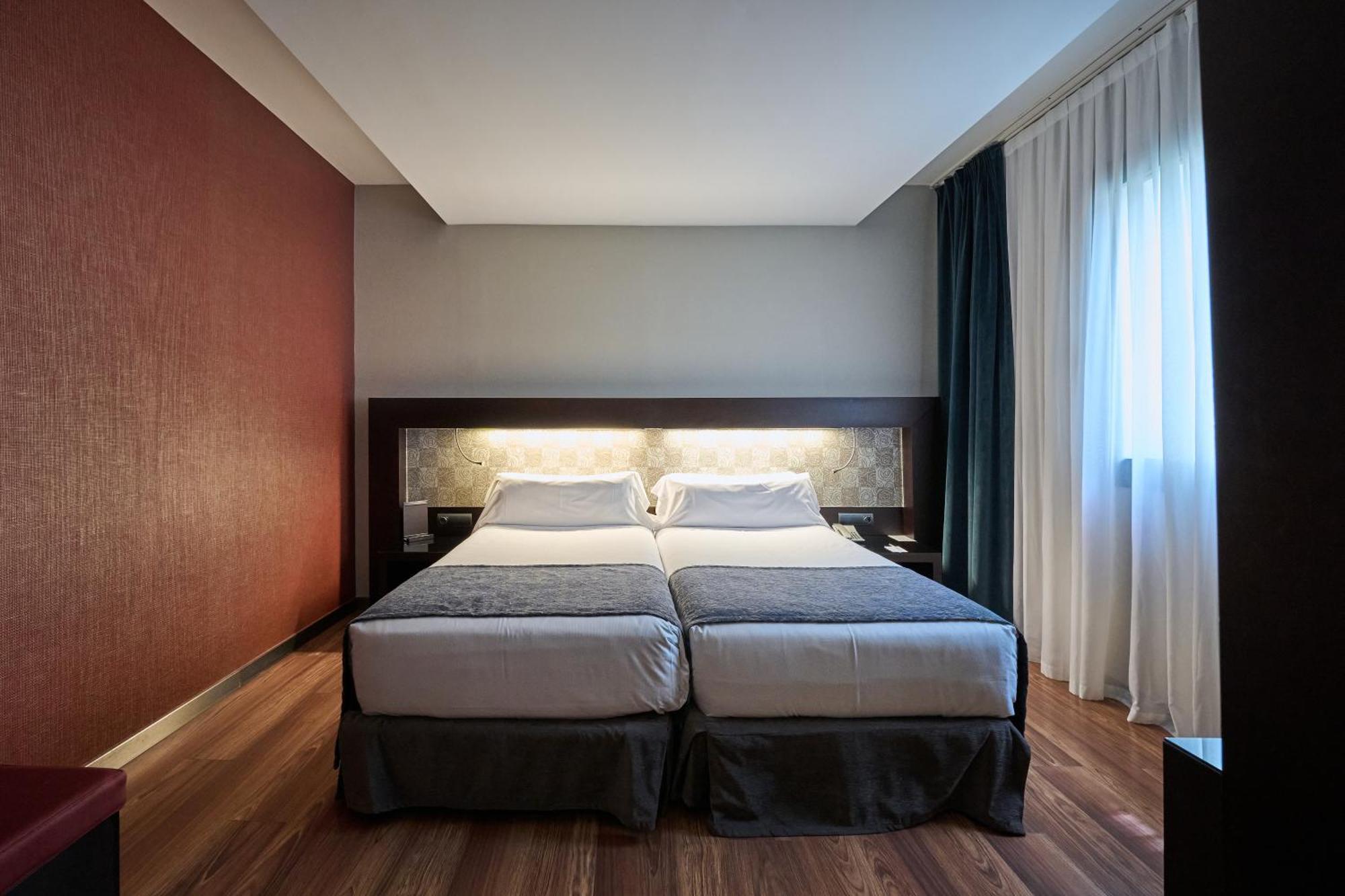 Quarto com Cama de Casal ou 2 de Solteiro