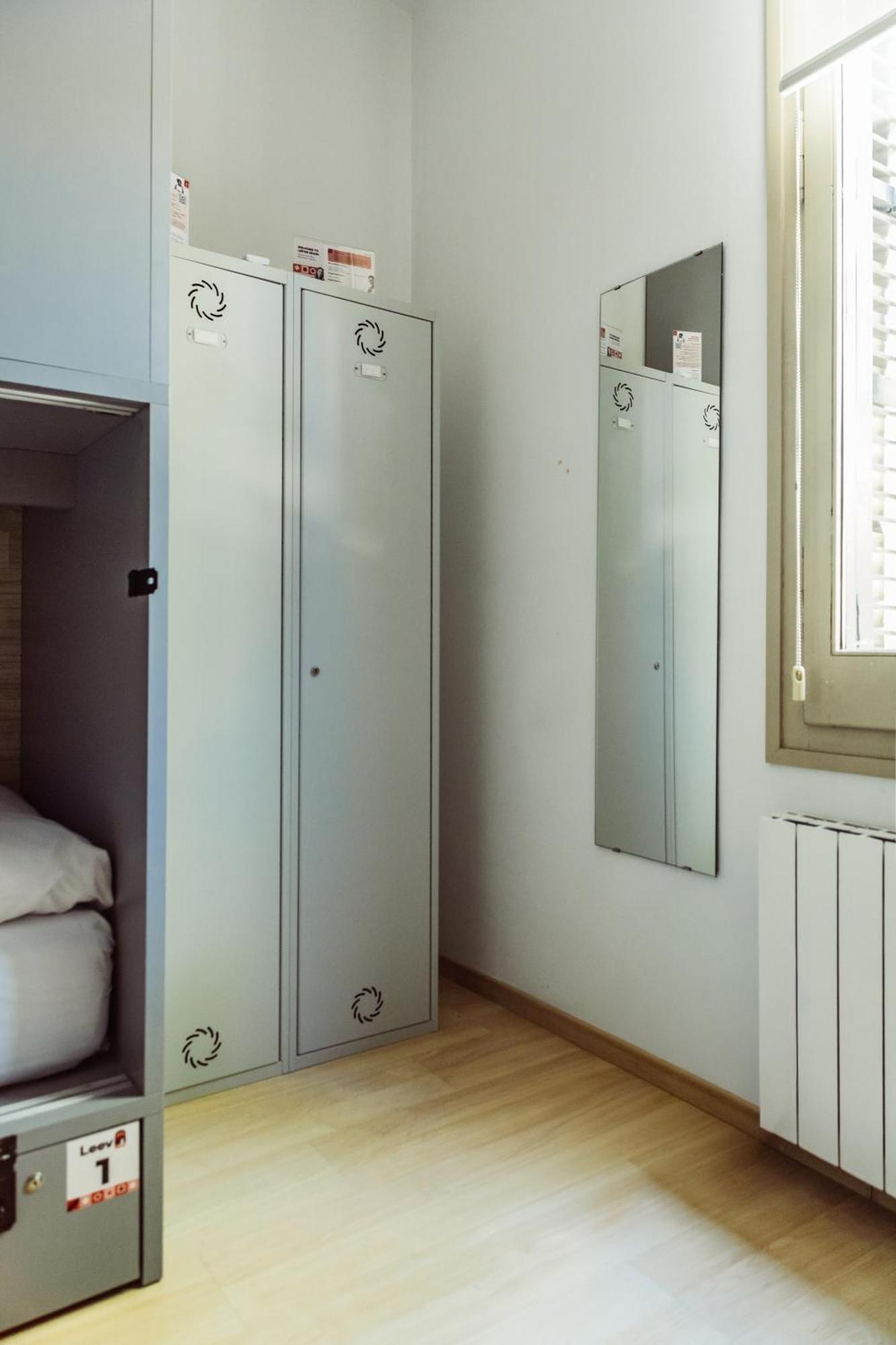 Cama en habitación femenina compartida de 4 camas