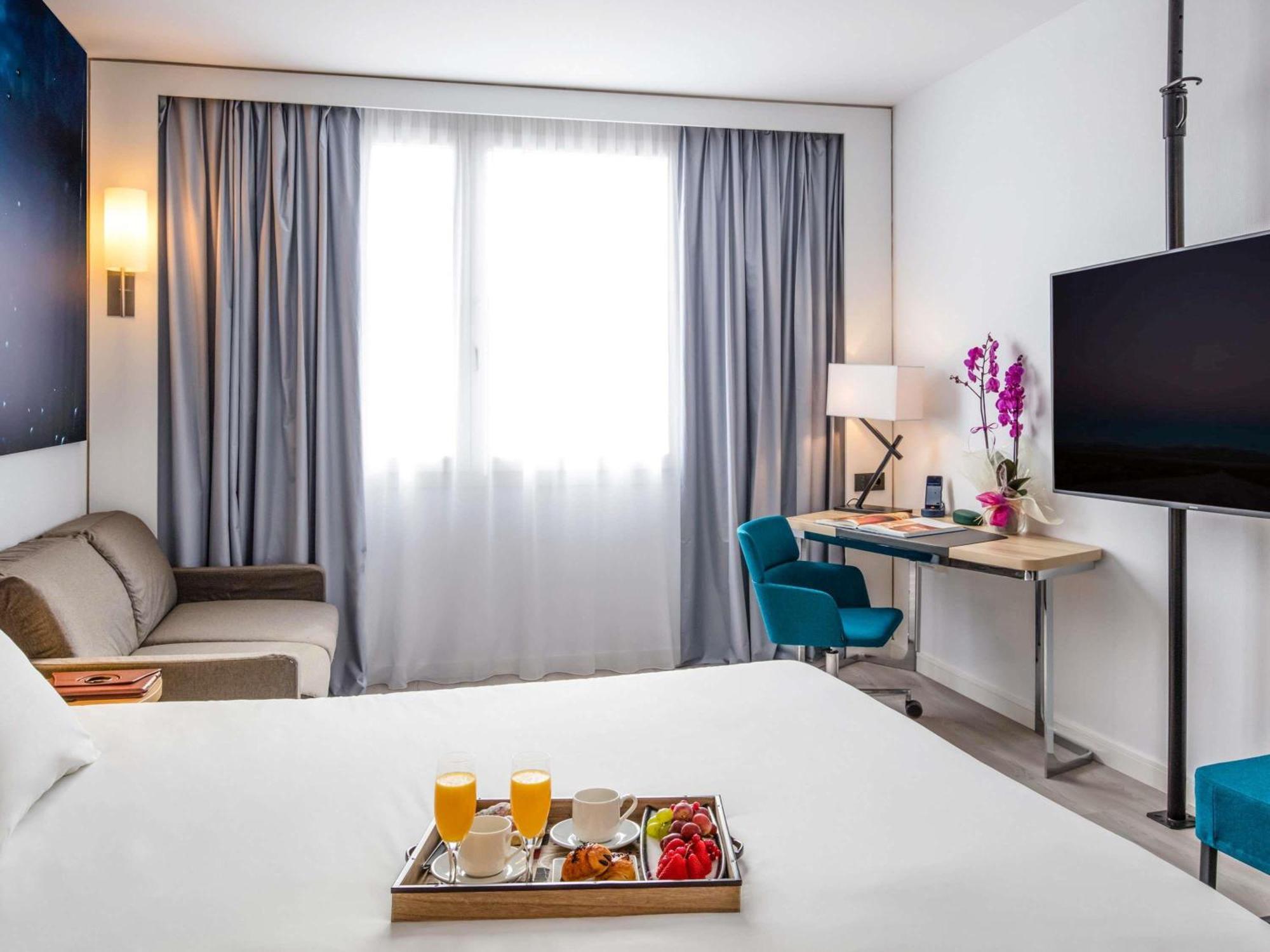 Executive Room with 1 Queen Bed and 1 Sofa