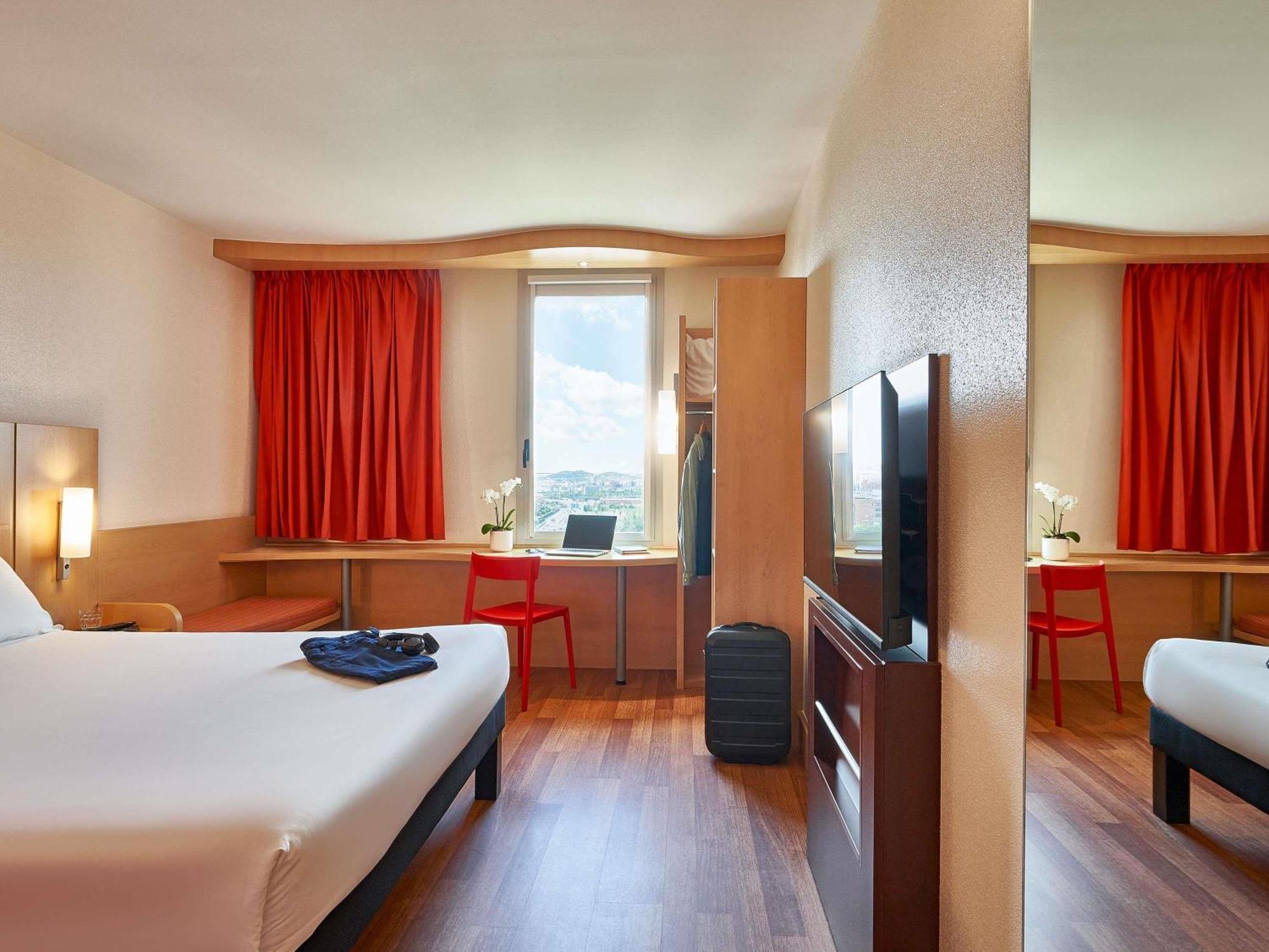 Standard Room with One Double Bed and One Single Bed,1746901978:JPEG