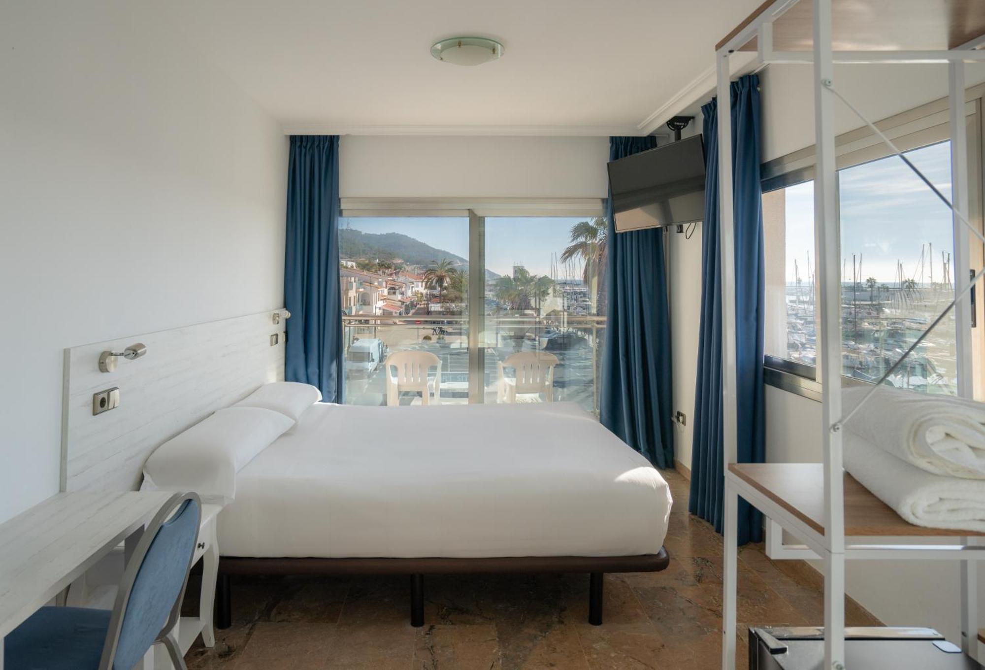 Doppel- oder Zweibettzimmer mit Terrasse und Blick auf den Yachthafen (1 bis 2 Erwachsene)