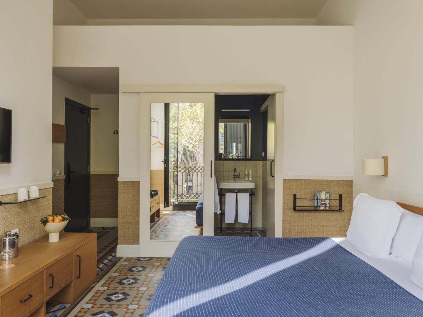 Doppelzimmer mit Straßenblick
