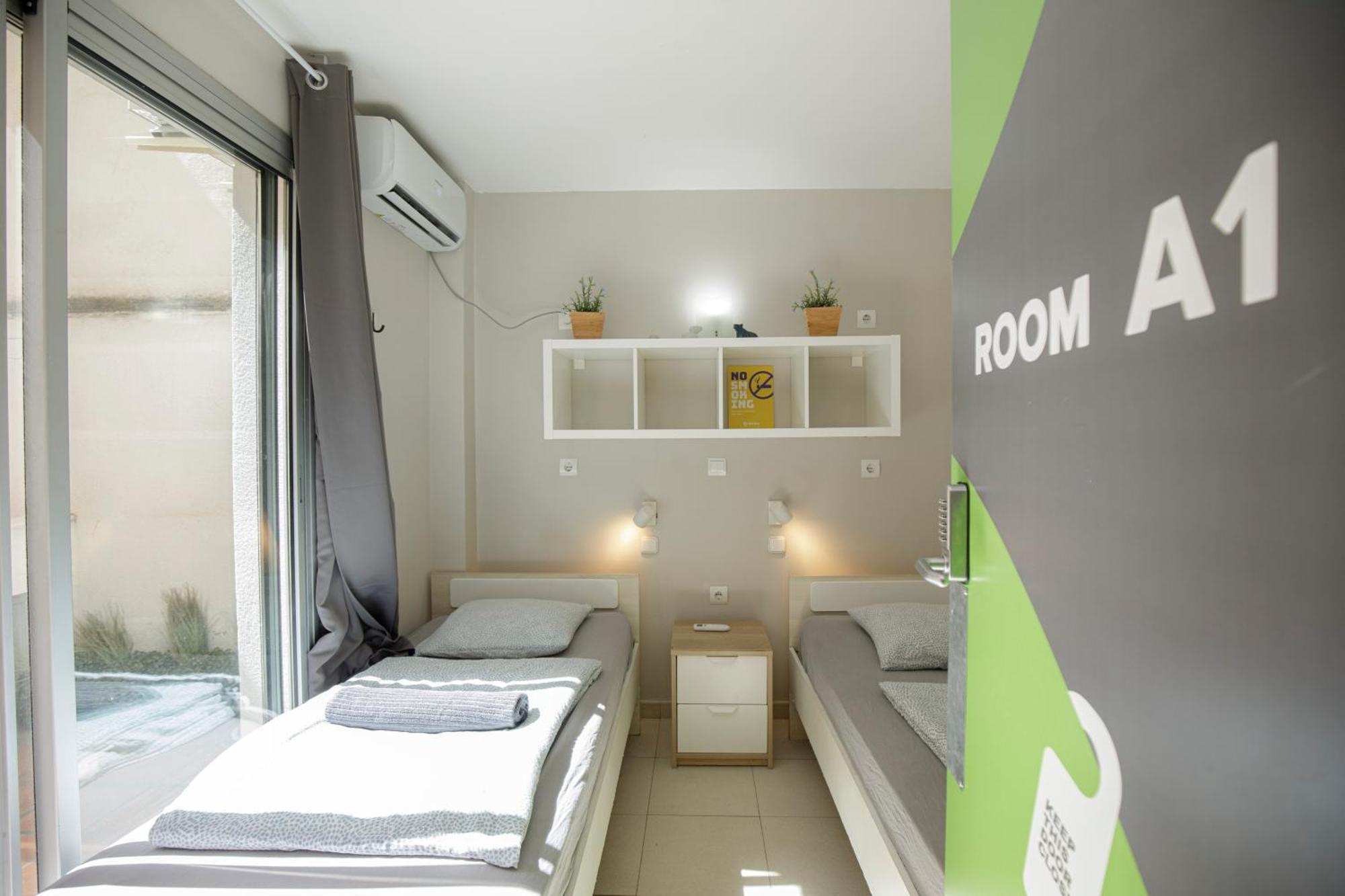 Chambre Lits Jumeaux avec Salle de Bains Commune