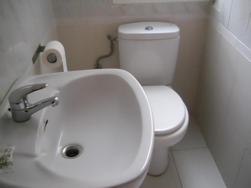 Camera Matrimoniale/Doppia con Letti Singoli con Bagno in Comune