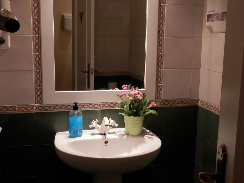 Cama em Dormitório Feminino com 4 Camas e Banheiro Compartilhado