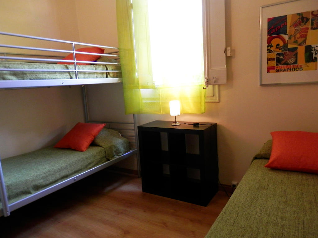 Quarto Triplo com Banheiro Compartilhado