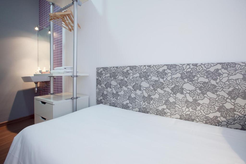 Quarto Duplo Pequeno com Casa de Banho Partilhada