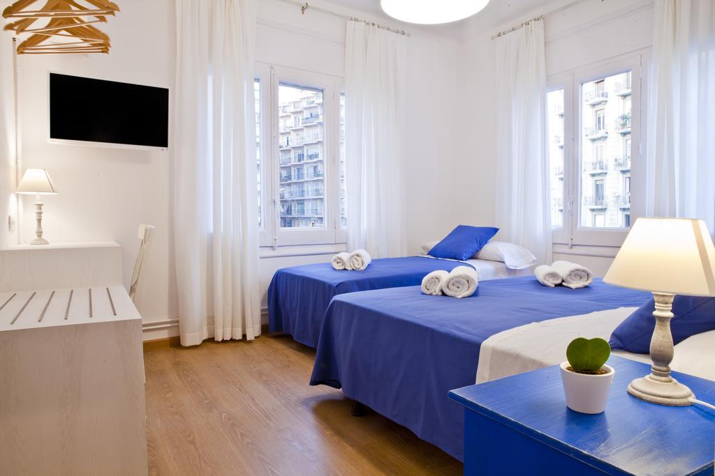 Deze driepersoonskamer heeft een gedeelde badkamer.