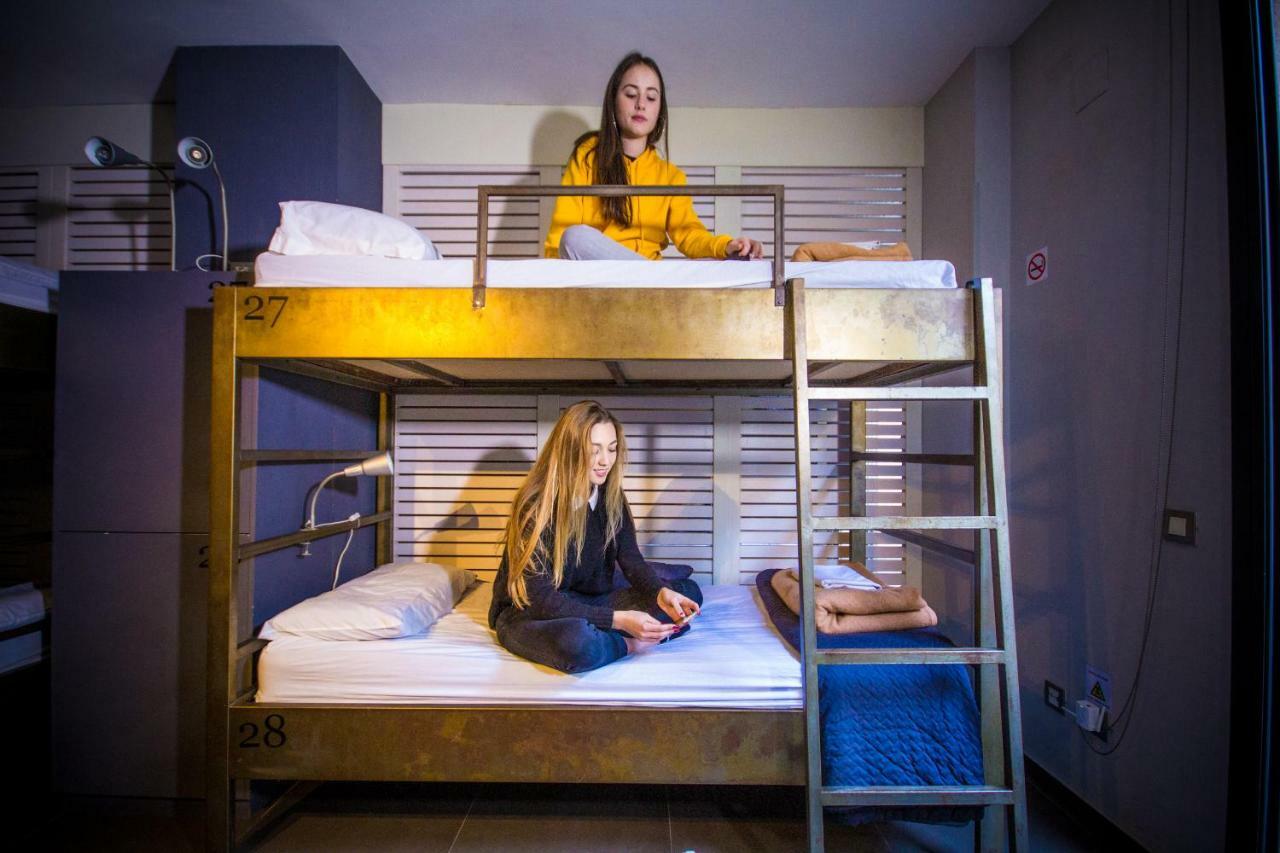 Letto singolo in dormitorio maschile con 16 letti