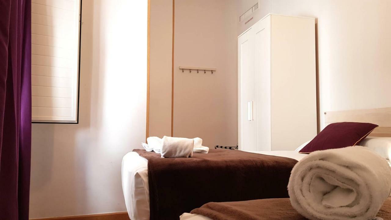 Zweibettzimmer mit Gemeinschaftsbad und eigener Dusche