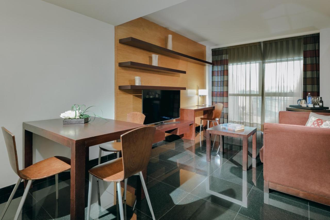 Family Room (2 Adults + 2 Children)