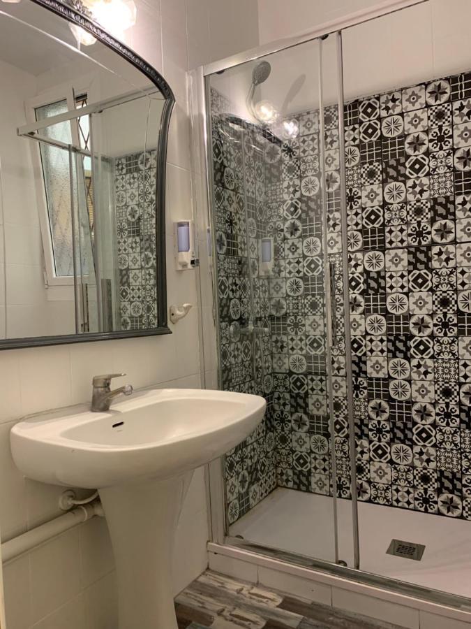 Quarto Individual com Casa de Banho Partilhada