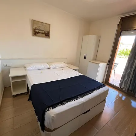 Hostal Cubelles-2