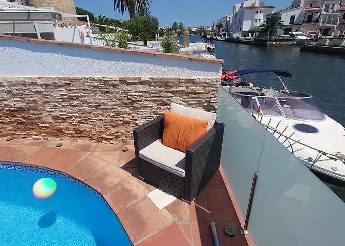 Villa Empuriabrava On Main Canal With 13 M Private Mooring, Private Pool, Air Con In All Rooms, Non-Smoking