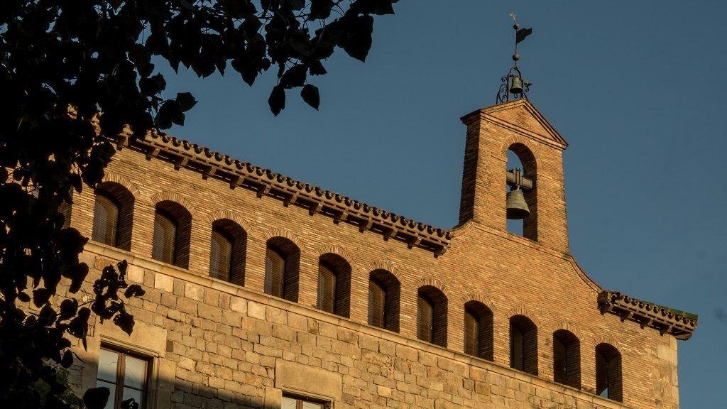 Visiter le quartier du raval Barcelone église sunset
